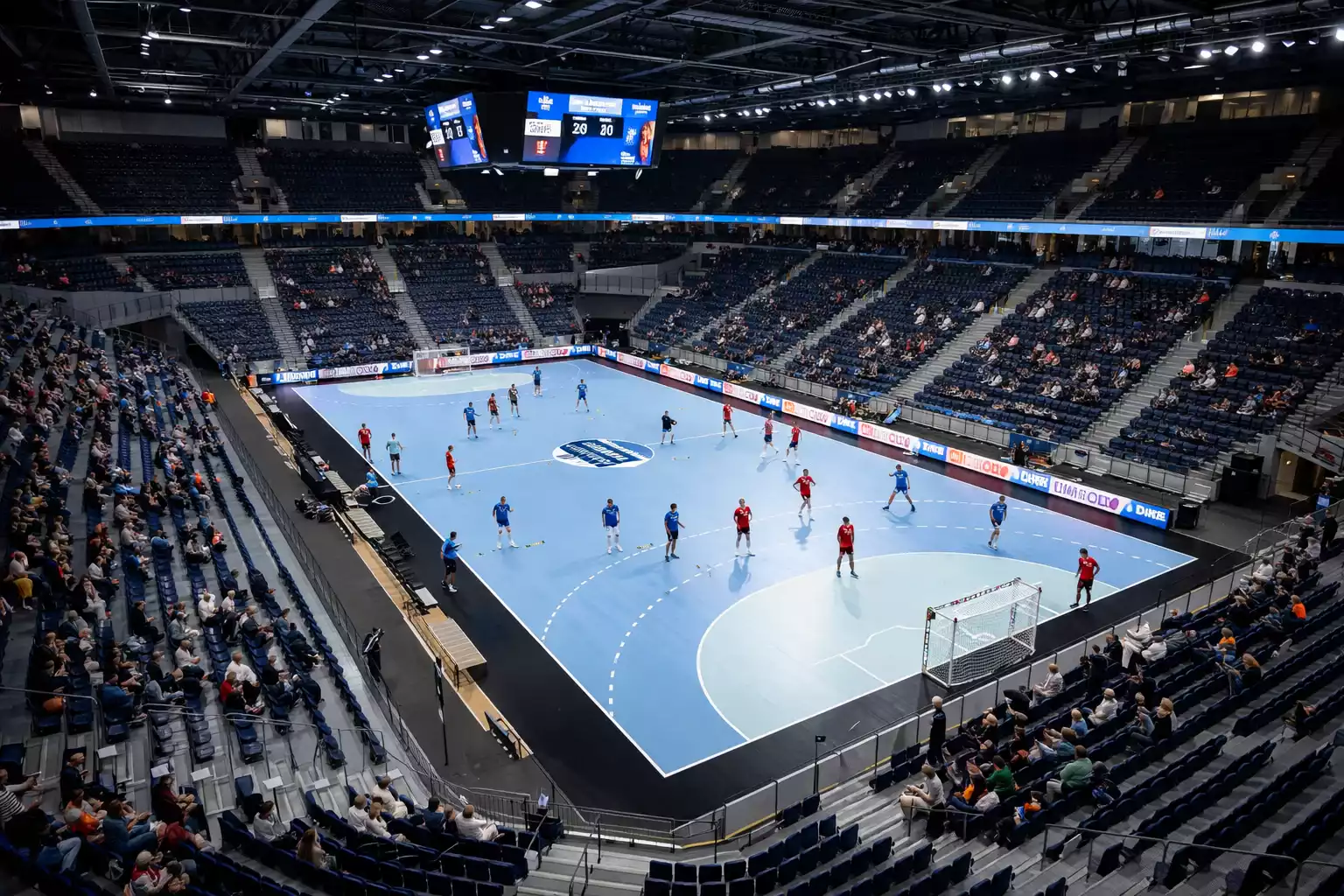 Moderne deutsche Handball-Arena mit Spielfeld und Zuschauern im Überblick