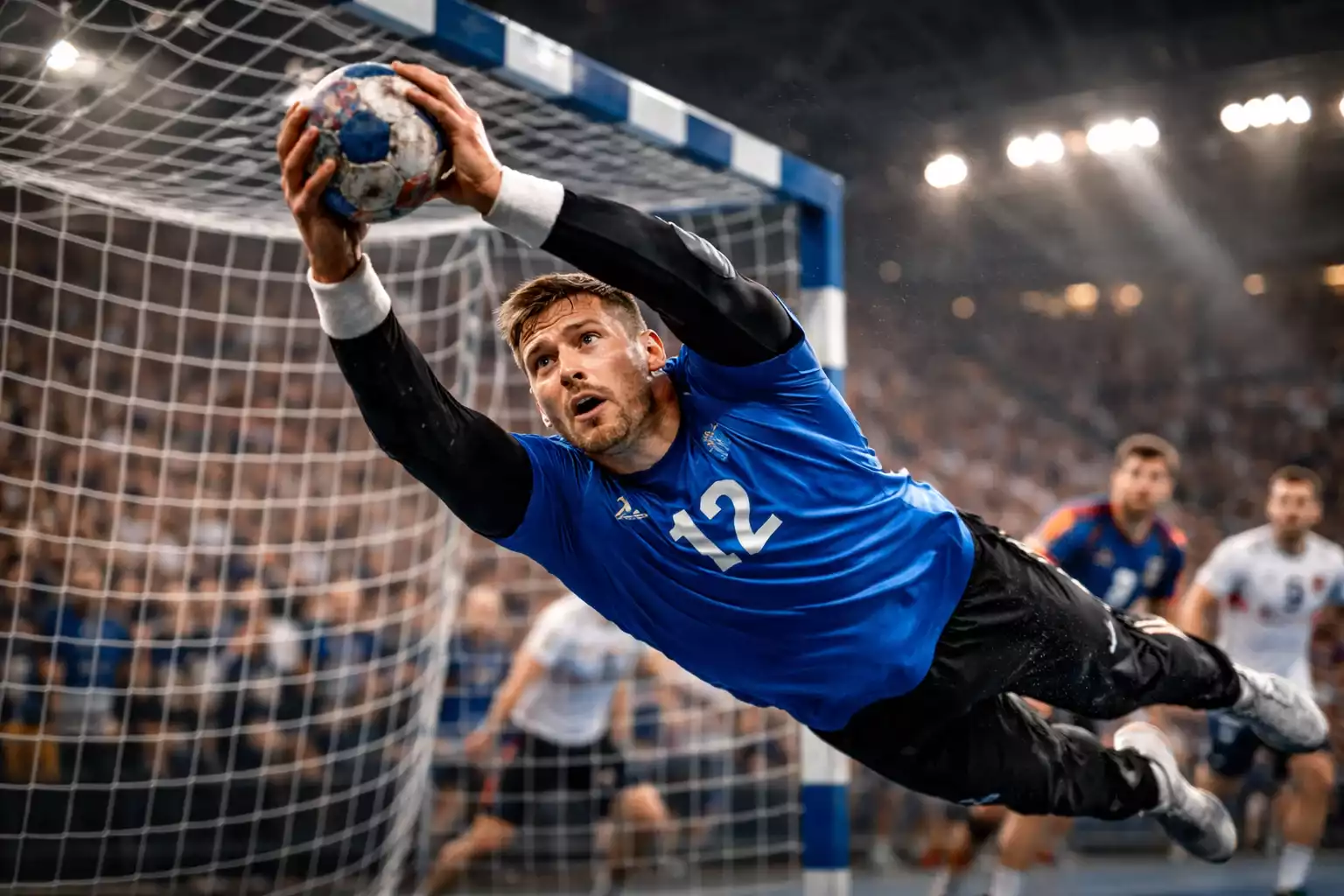 Handball-Torwart bei einer spektakulären Parade – die schnelle Dynamik des Spiels in Aktion