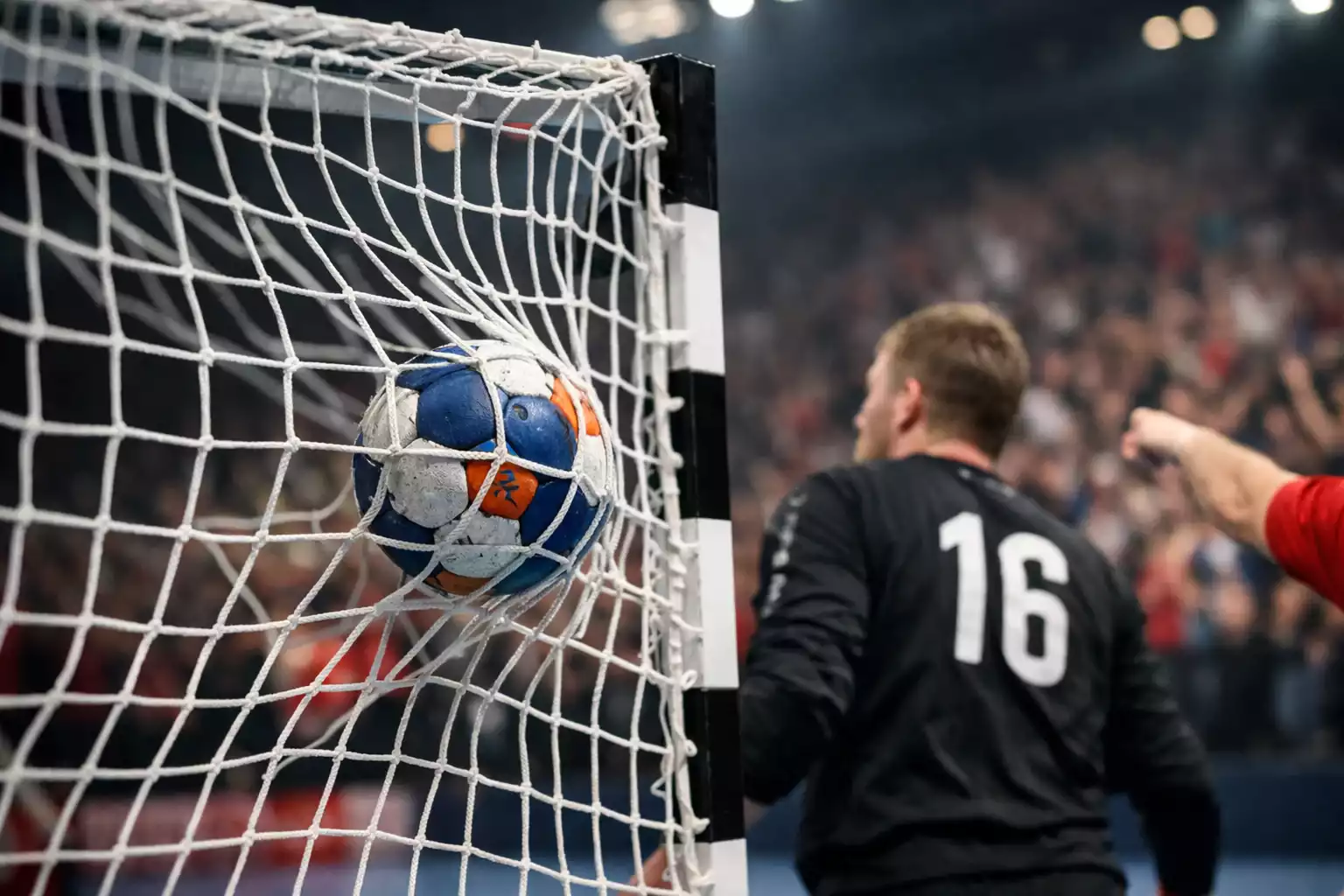 Handball-Tor Moment mit Ball im Netz - Konzept der Über/Unter-Wette auf Tore